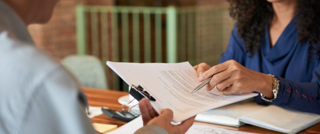 uma pessoa tendo uma consulta com um advogado especializado em herança no Brasil