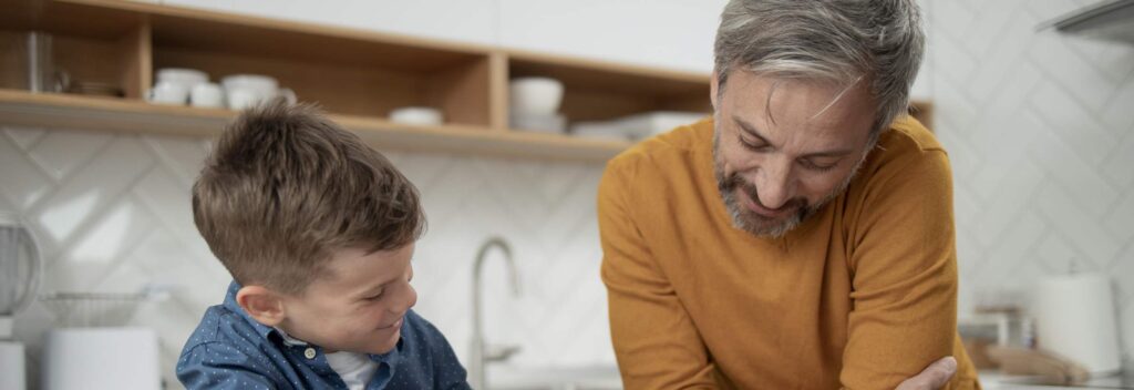 um pai ajudando seu filho filiação socioafetiva em casa
