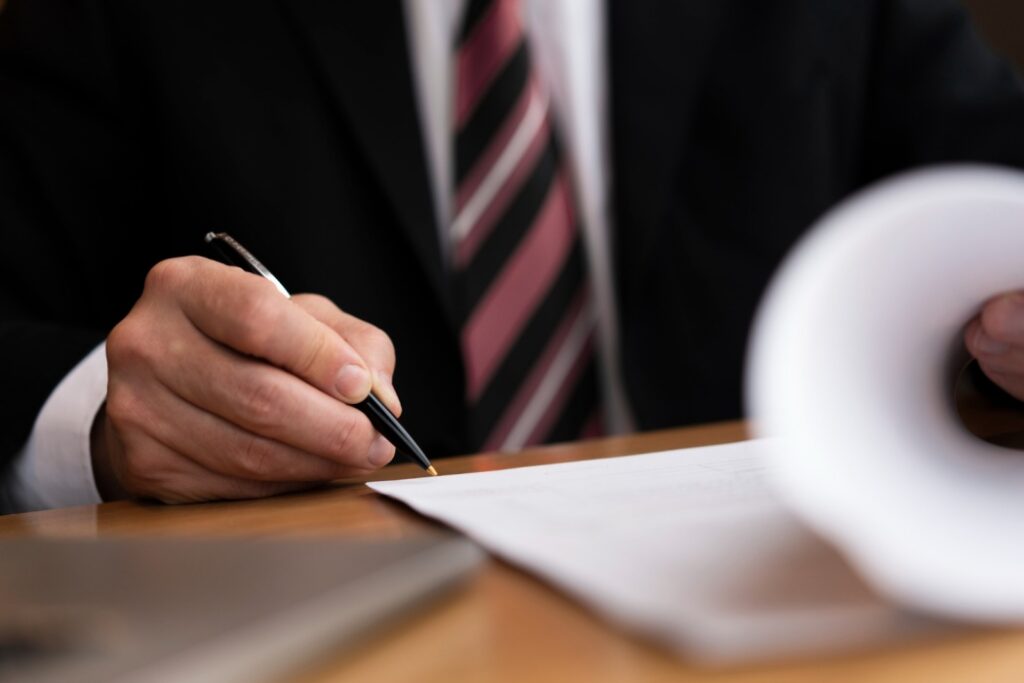 advogado assinando um documento de direito sucessório