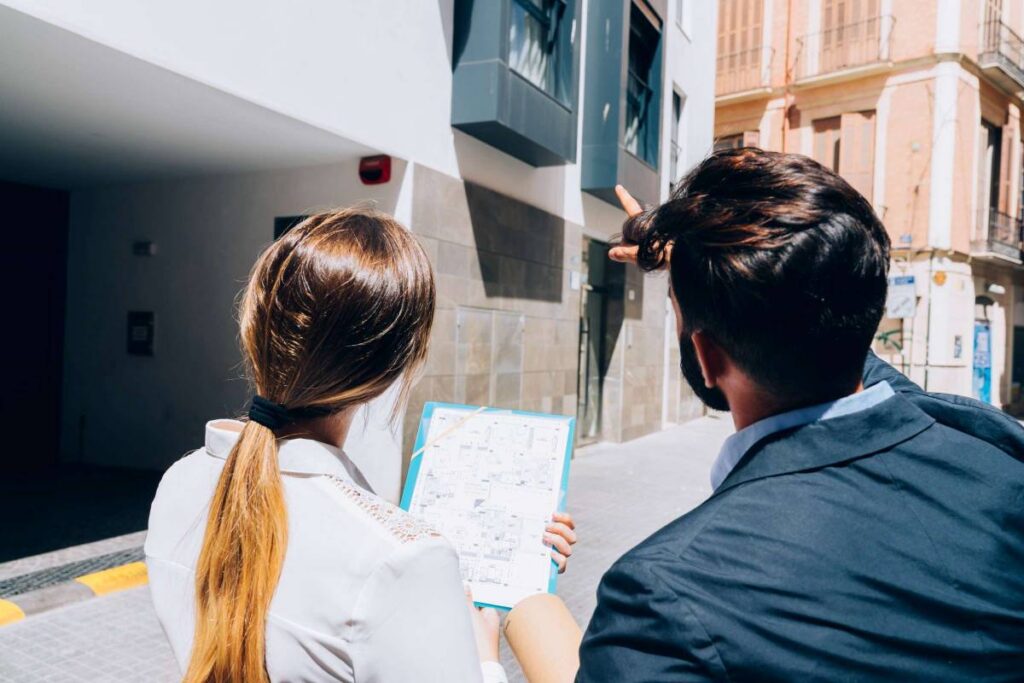 dois advogados brasileiros especializados em herança avaliando um imóvel