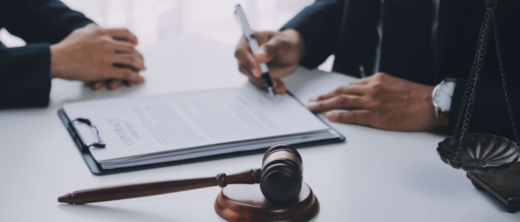 dois advogados conduzindo litígios de herança em um tribunal brasileiro
