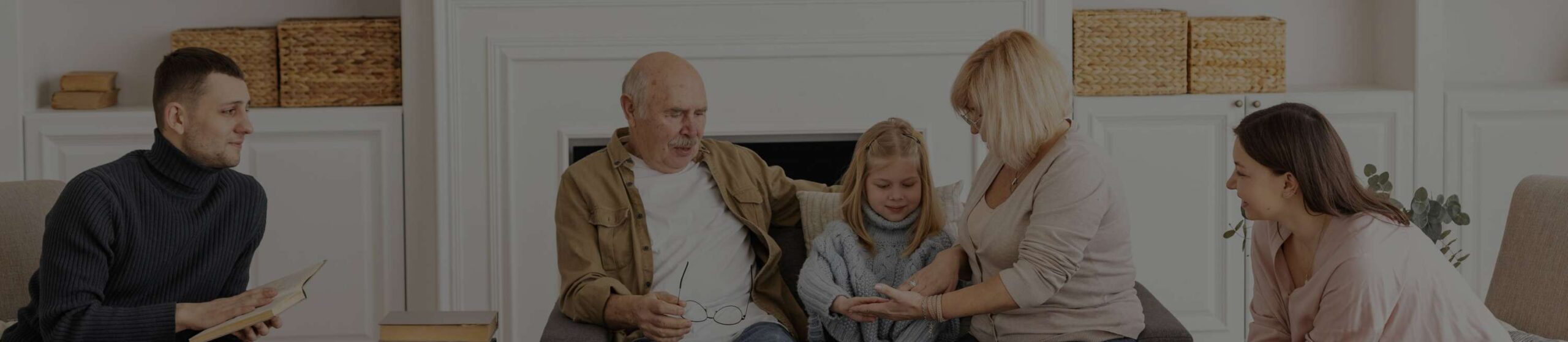 foto completa-família-feliz-dentro-de-casa