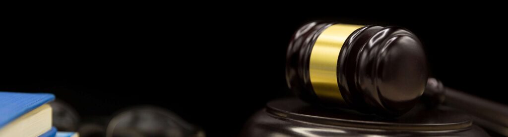 juízes-martelo-livro-mesa-de-madeira-lei-justiça-conceito-fundo