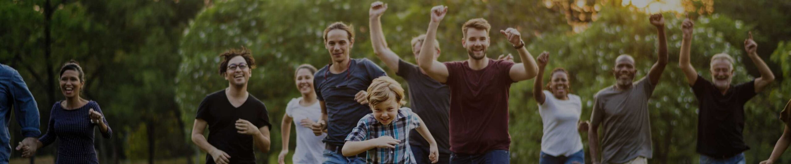 netos com seus primos correndo em um parque verde