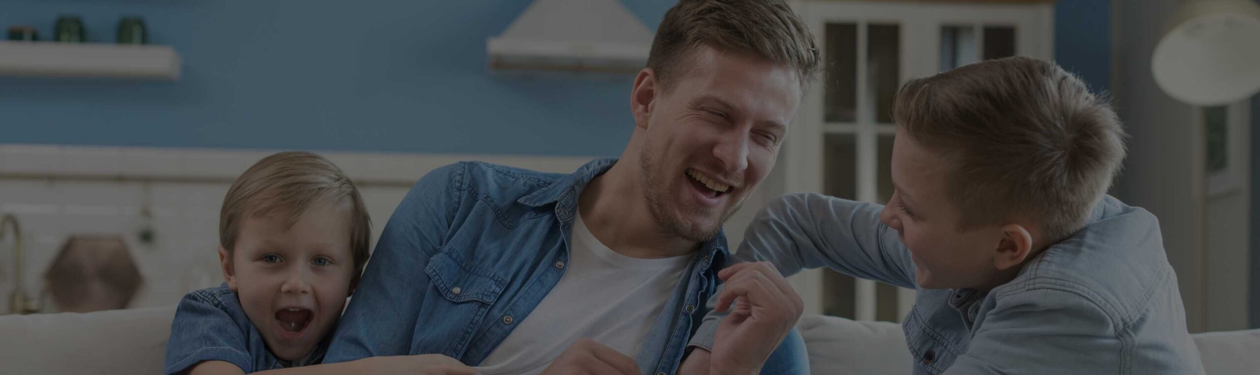 pai e dois filhos brincando dentro de casa