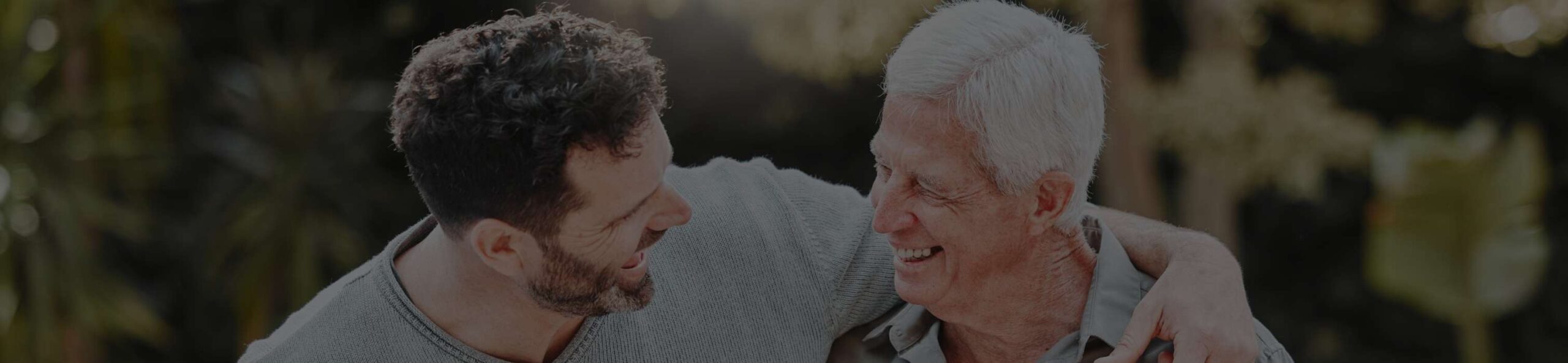 pai e filho rindo juntos lá fora