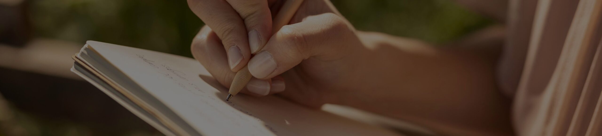 pessoa escrevendo uma mensagem para um ente querido