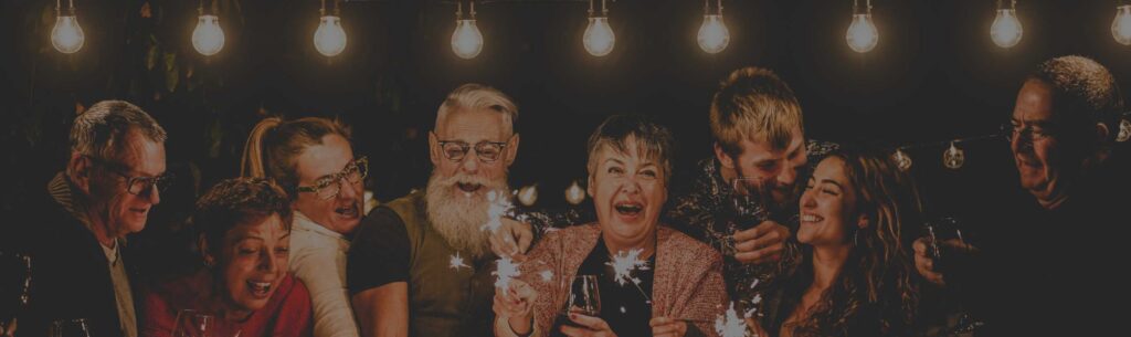 um grupo de pessoas rindo com estrelinhas em uma reunião de família