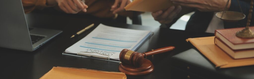 advogados analisando documentos para processo judicial de renúncia à herança