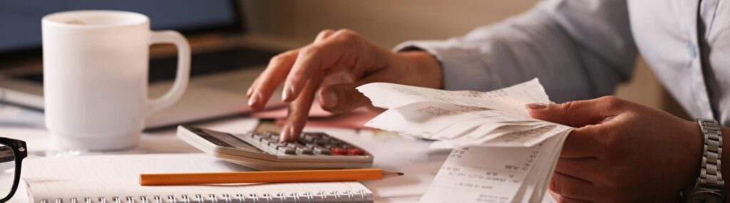 contador calculando dívidas a pagar antes de compartilhar herança