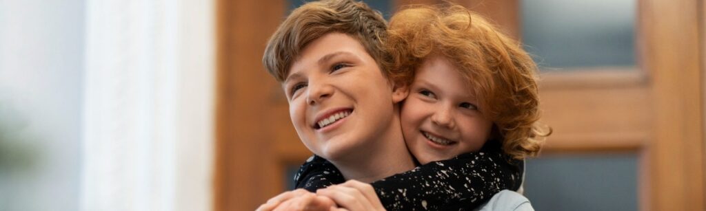 dois irmãos se abraçando