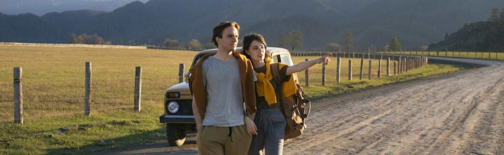 foto completa de um casal caminhando juntos