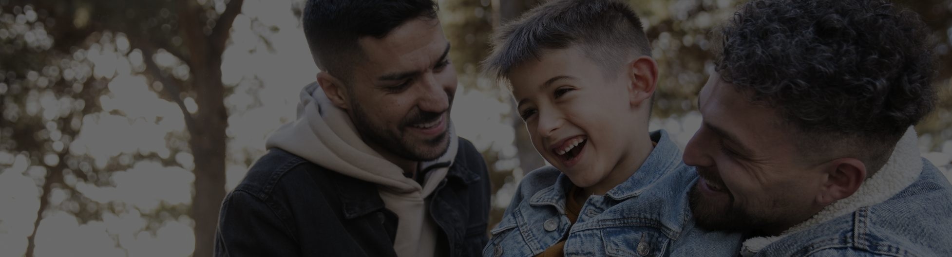 crianças brincando lá fora com o pai e o tio