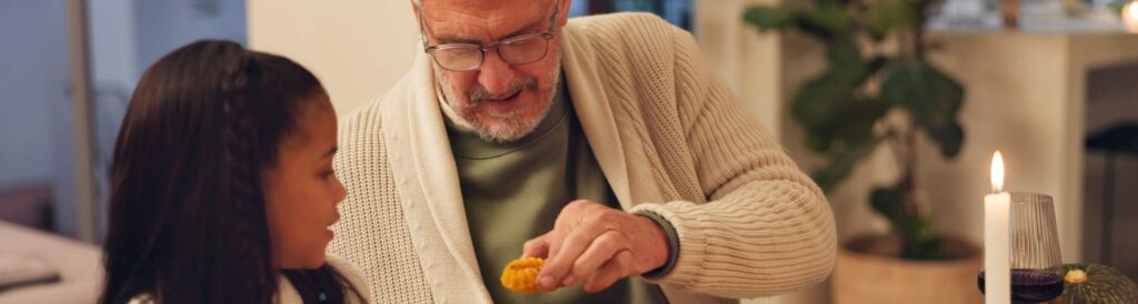 um homem dando um pedaço de bolo para sua enteada