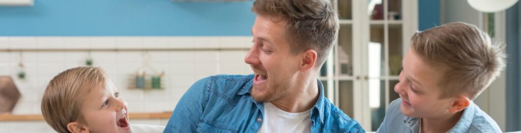 um tio com seus sobrinhos dentro de casa