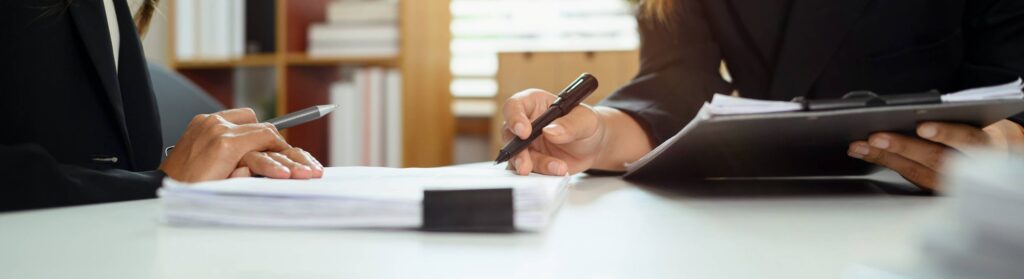 uma pessoa que recebe uma consulta de um advogado sobre a renovação de seus direitos de herança