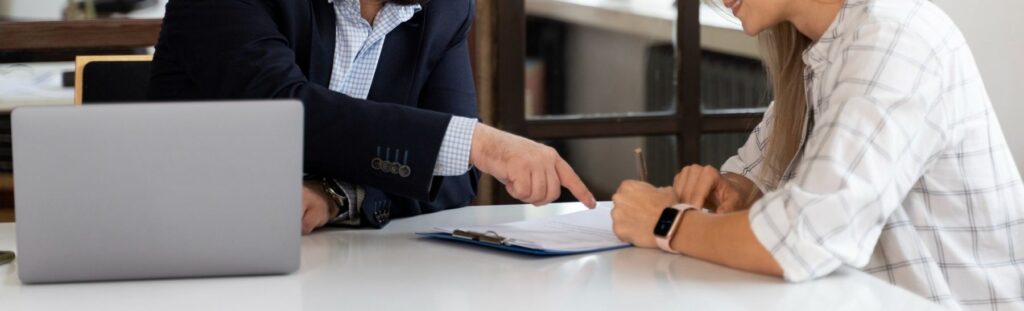 advogada prestando consultoria a mulher que deseja abrir uma holding familiar