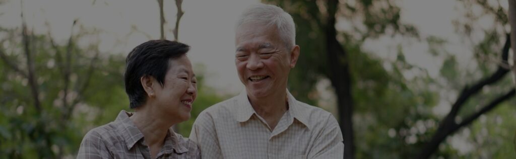 casal nipo-brasileiro rindo um com o outro