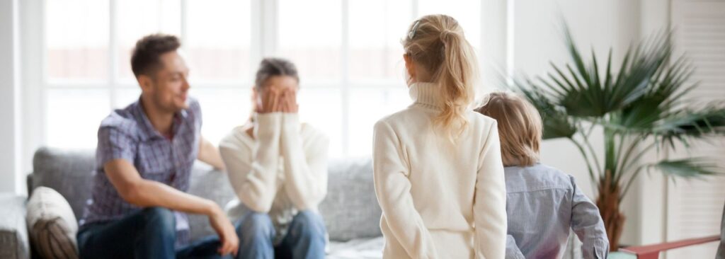 disputa entre dois pais com seus filhos observando-os