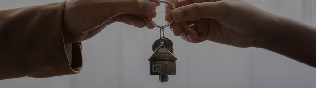 pai entregando chaves de casa ao filho como doação em vida