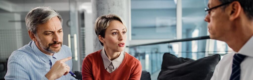 dois herdeiros fazendo perguntas a um advogado sobre sua herança