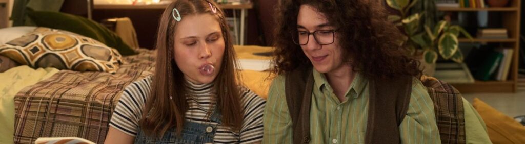 duas irmãs lendo uma reserva em iluminação ambiente