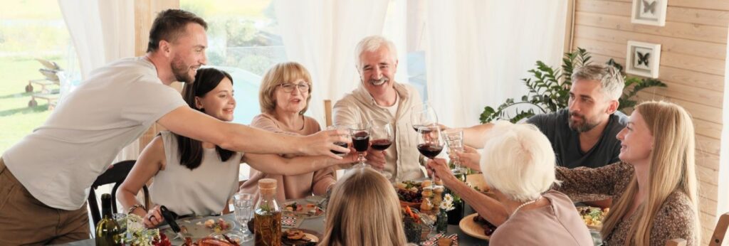 família grande, incluindo pais, avós e filhos, fazendo um jantar em família