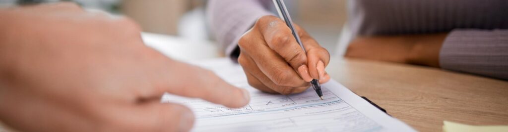 um advogado ajudando um cliente a criar o Termo de Doação de Imóvel