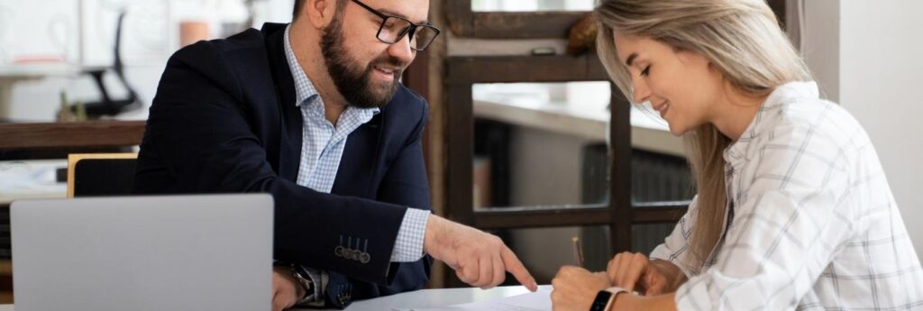um advogado prestando consultoria a uma mulher sobre inventário
