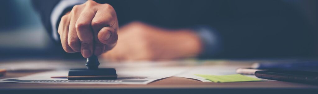 um cartorio carimbando contrato de doação de imóvel