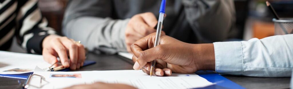 um grupo de herdeiros assinando um documento de inventário