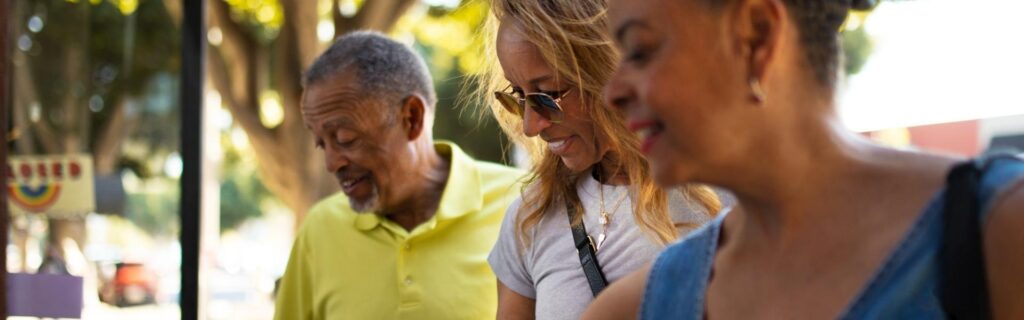 um grupo de três brasileiros do lado de fora de uma loja