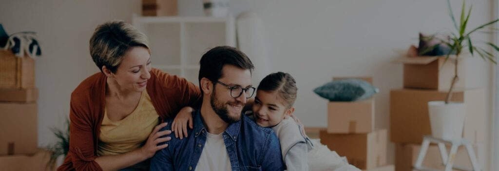 uma mãe e um pai brasileiros com seu filho