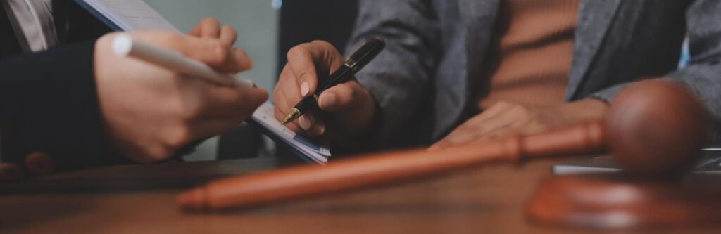 uma pessoa que assina um documento para reivindicar a parte da herança de seu irmão que morreu