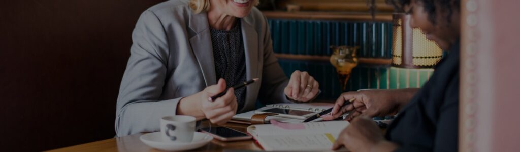 Advogado de inventário auxiliando um cliente com sua herança.