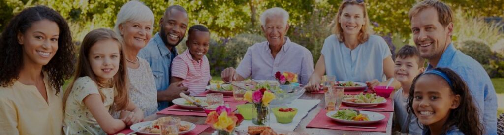 Um jantar em família no jardim com irmãos, primos, pais, tios e avós.