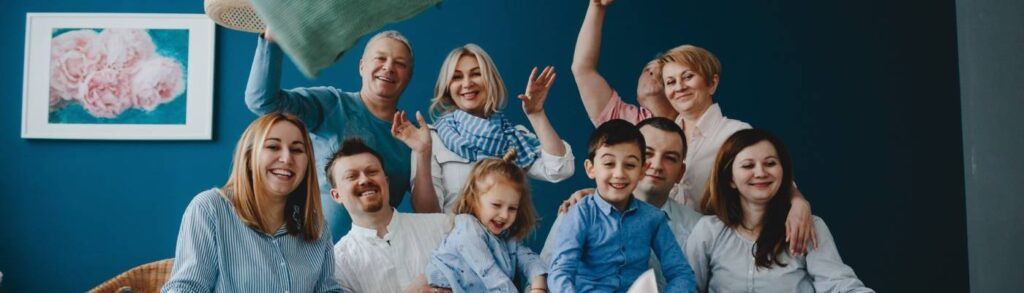 Uma família grande tirando uma foto profissional de família.