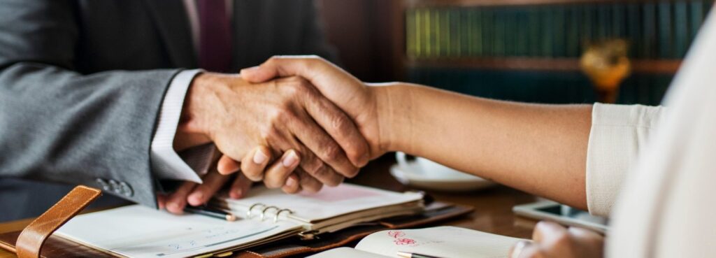 advogado para inventário fazendo um acordo com um cliente