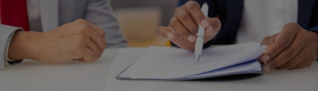 pessoa assinou um documento em um cartório para uma sobrepartilha