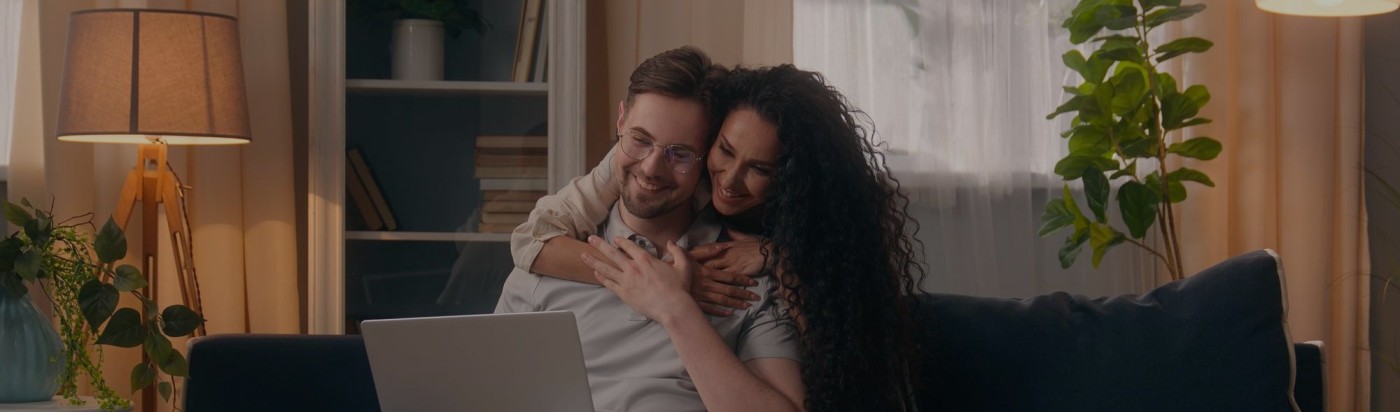 um casal que vive em união estável na casa sentado no sofá