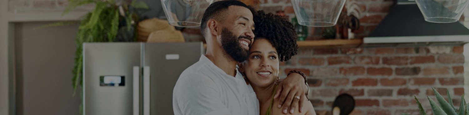 casal se abraçando dentro de casa