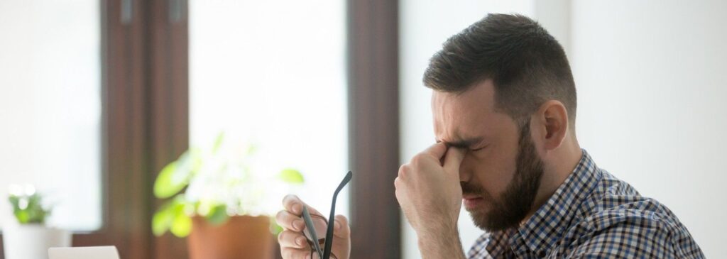 pessoa estressada com indébita de herança