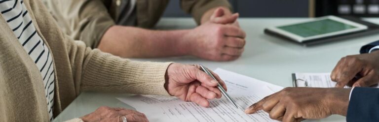 um advogado ajudando um casal casado a criar um testamento