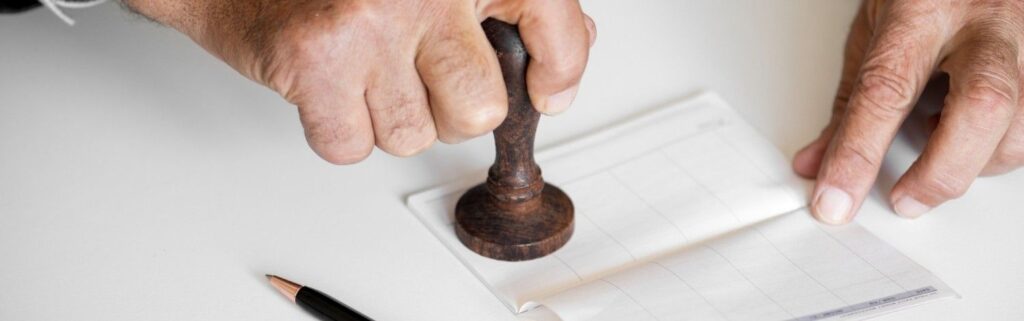 um carotorio carimbando um recibo itcmd para inventário