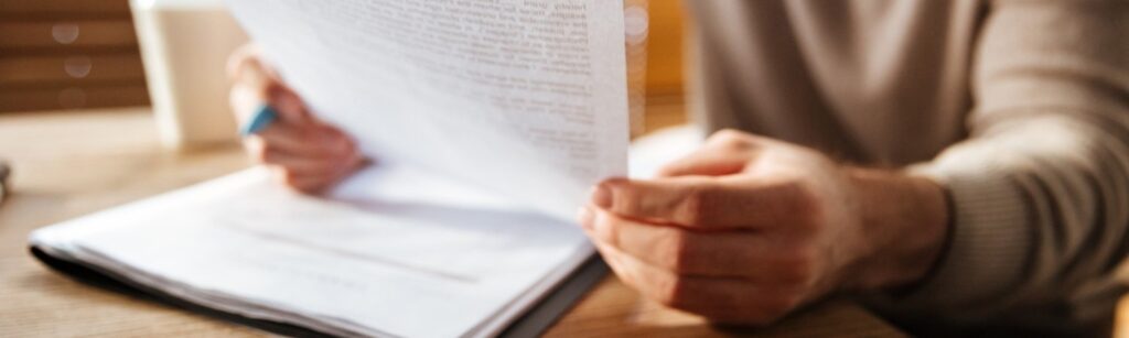 uma pessoa olhando para certidão de testamento​