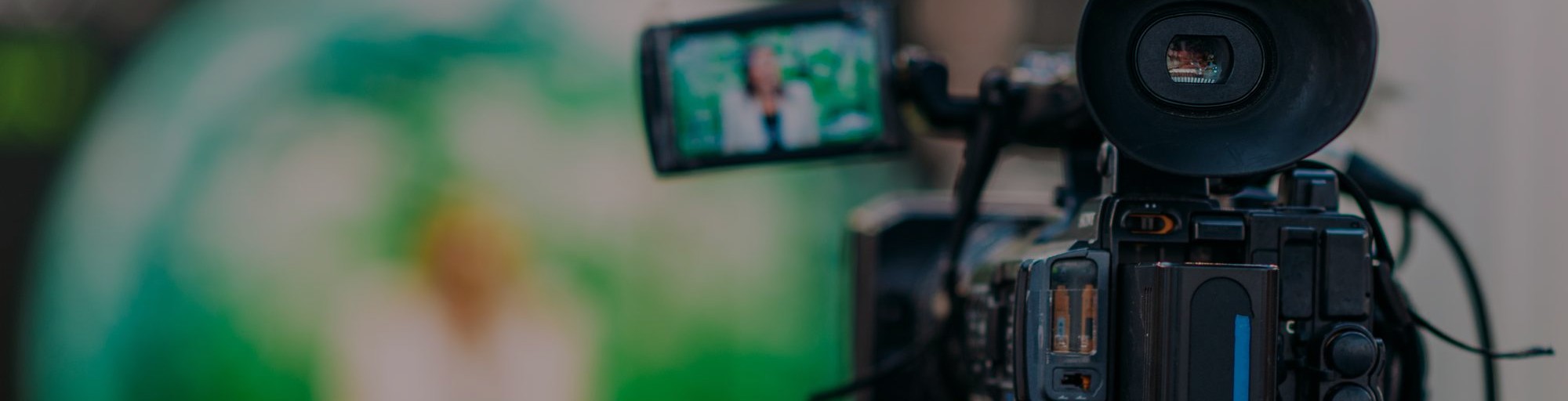 Close-up de uma câmera de vídeo filmando alguém.