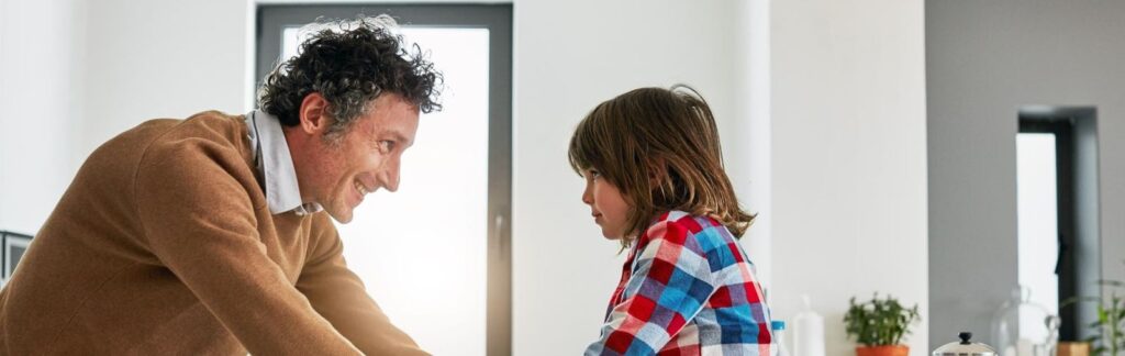 padrinho olhando para seu afilhado na cozinha