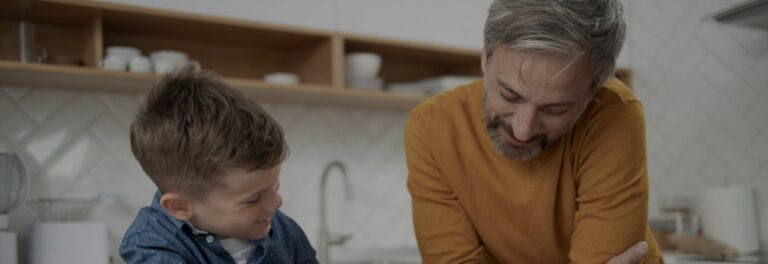 um homem lendo para seu afilhado