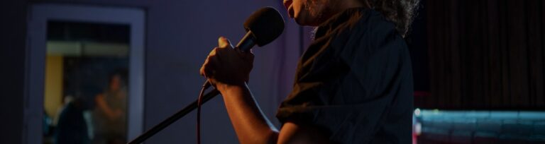 uma cantora negra no palco segurando um microfone