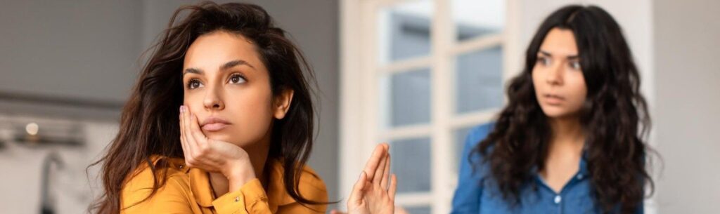 duas irmãs discutindo em um sofá